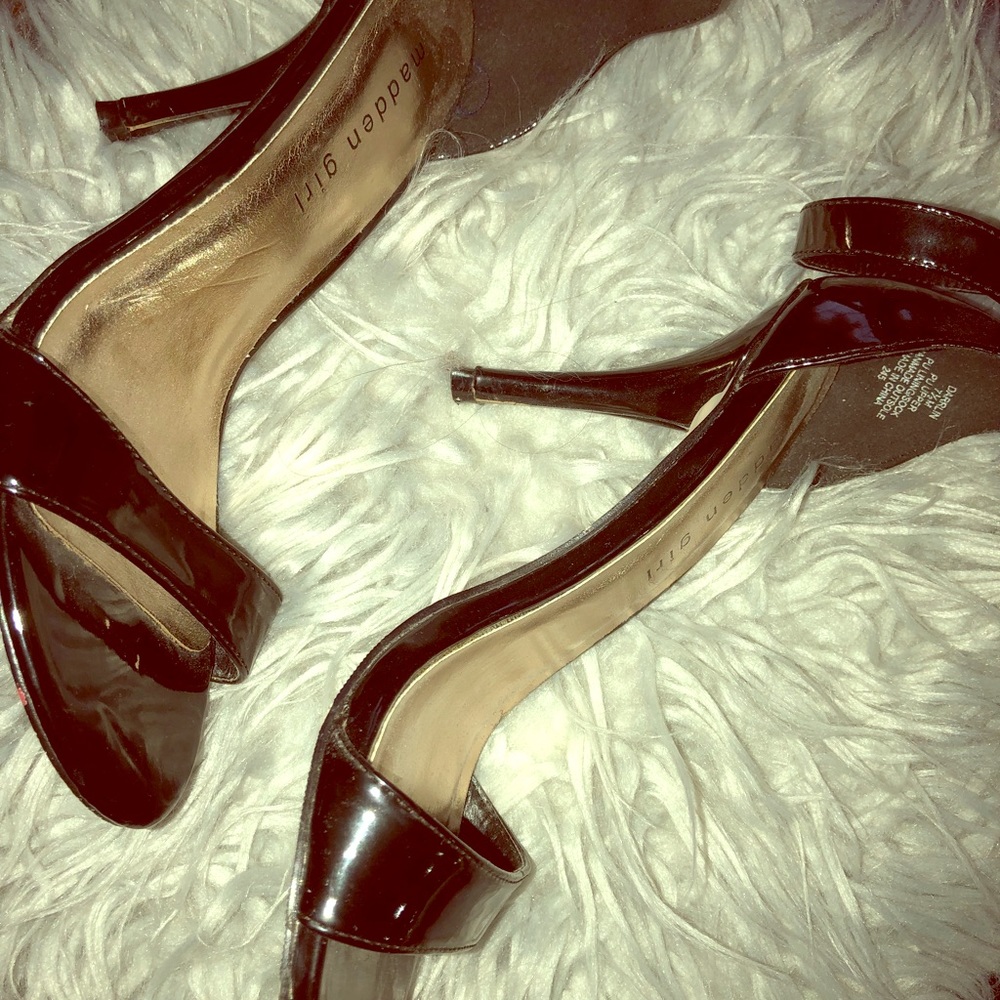 Ankle strap heels 👠